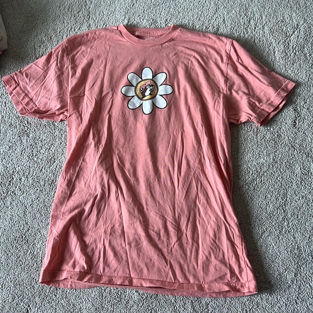pink size medium Buc-ee’s graphic t shirt